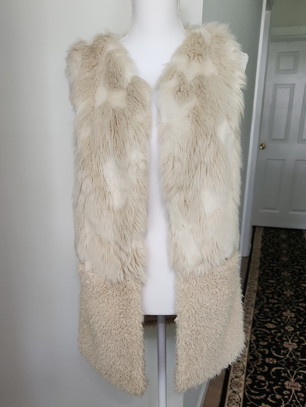 Hinge Women’s Faux Fur Vest Classy Contemporary Versatile Sherpa in Cream OSFM